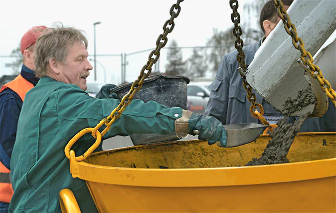 Mitarbeiter bei der Prüfung von Beton